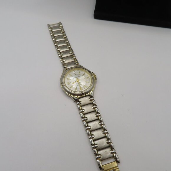 Sergio Valente Vintage Ladies Watch Silver and Gold Tone - Picture 5 of 10
